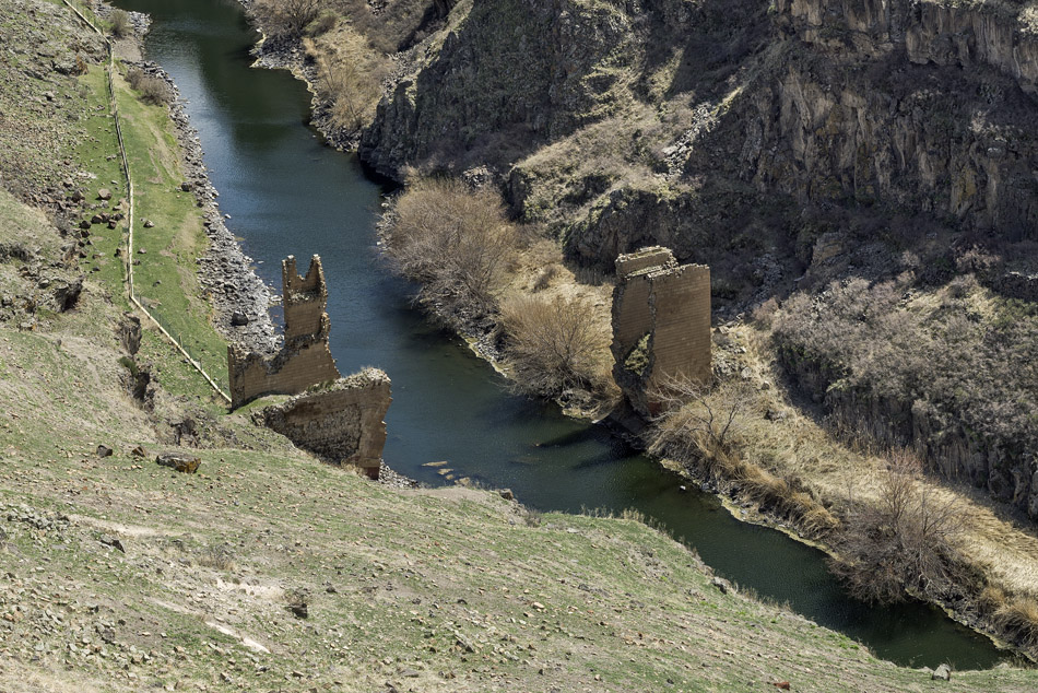 Die verfallene Brücke über den Grenzfluss.