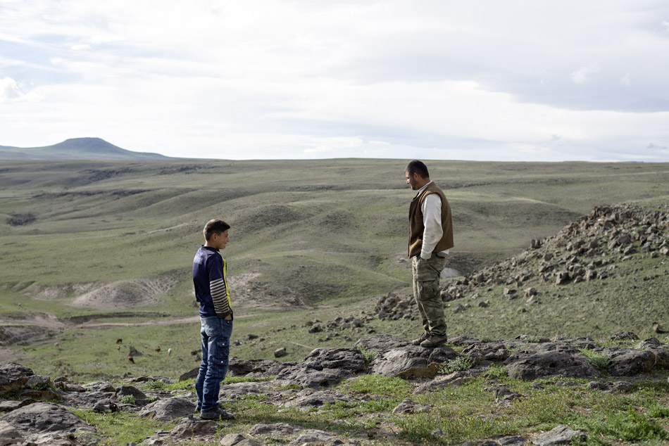 Vater und Sohn blicken über die weitläufige Landschaft