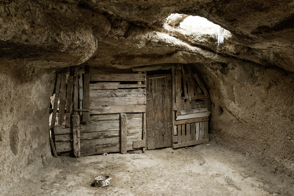 Stall in einer alten Höhle